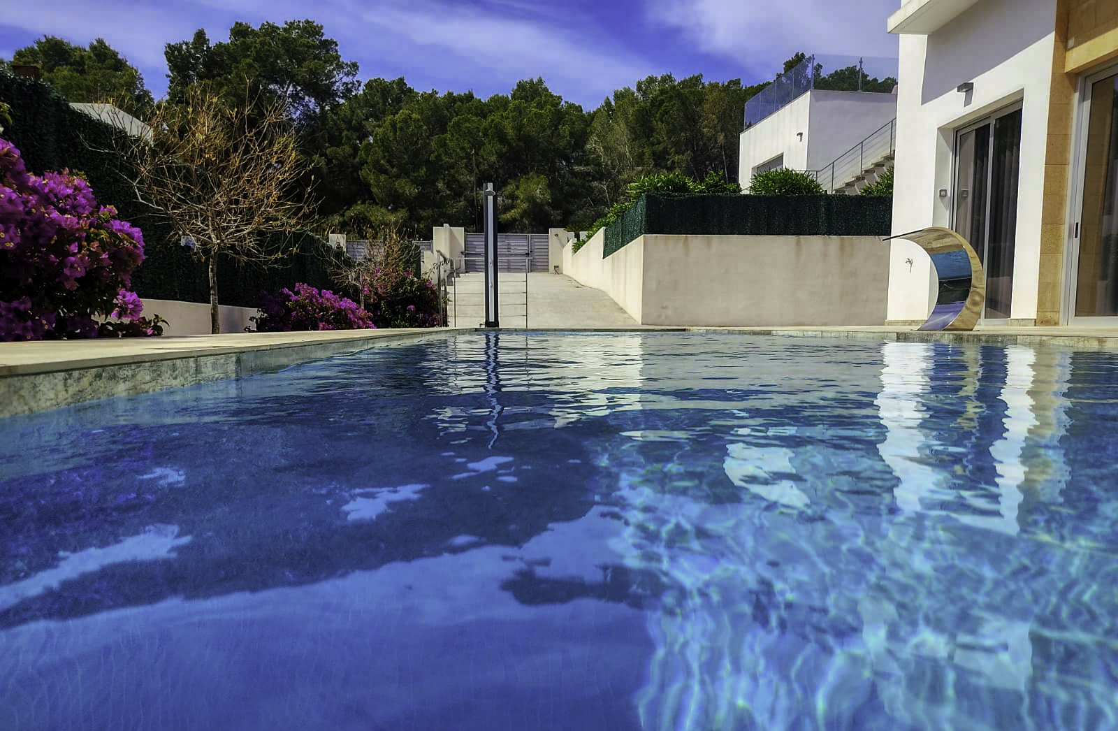 Piscina impecable mantenida por Sauber Pools en Moraira